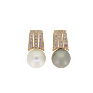 Gold top with changeable pearls