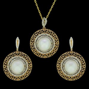 Gold Pendant set with diamonds and pearls