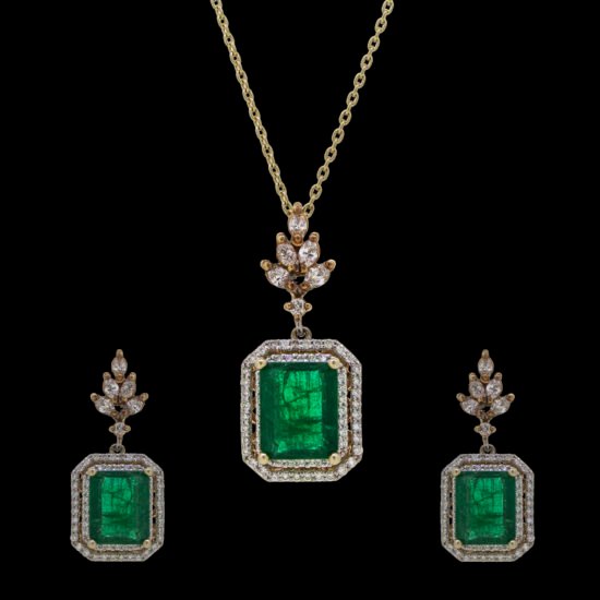 Gold set with diamonds and emerald