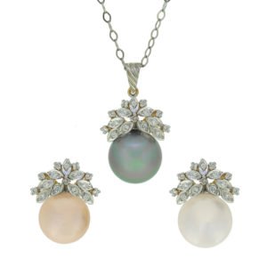 Gold pendant set with zircons and changeable pearls