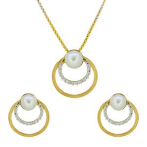 gold pendant set with pearl and zircons